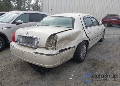 2003 Lincoln Town Car Cartier z USA, uszkodzony, nr VIN 1LNHM83W93Y652834